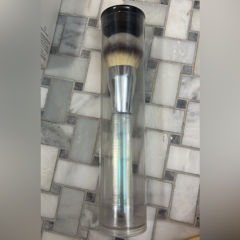 It cosmetics globe Makeup foundation Brush